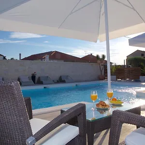 Apartament Banic With Pool
